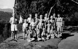 Den danske skole i Kotagiri, sommeren1954. På pladsen foran huset"Bellevue". Nyt lærerpar, Ejnar og Inge Jensen tiltrådt pr. 1.jan. 1954. Personer på Foto: Længst tv. Ejnar Jensen, længst til højre Inge Jensen. Bagerste række fra venstre. Jens Frimodt-Møller, Hans Jørgen Sejer Hansen, Gunnar Hørlyck, Annelise Formann, Bodil Toft, Karen Breiner Henriksen. Midterste række: Gert Cortzen,(ØK), Torben Larsen(UNICEF), Jørgen Breiner Henriksen, Erik Toft, Dorthe Tousgaard. Forreste række(siddende bagerst) Poul Tousgaard, Viggo Hørlyck. Foran. Søren Tousgaard, Poul Frimodt-Møller, Niels Toft, Lise Breiner Henriksen,Ellen Bache