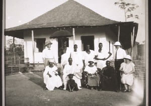 "Four adults for baptism and two christian children, Christmas 1928 in Pamu (in the background the Pamu school). (Photograph by Martin, 1928)