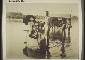 Missionarsfamilie im Einbaumboot, auf dem Weg nach einer Aussenstation v. Udapi aus