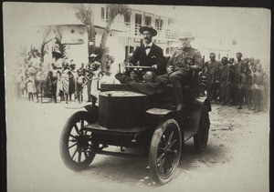 Das erste Auto auf der Goldküste mit Gouverneur Maxwell