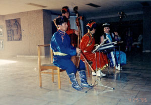 Mongoliet 1995: Musikere i traditionel beklædning og med traditionelle instrumenter