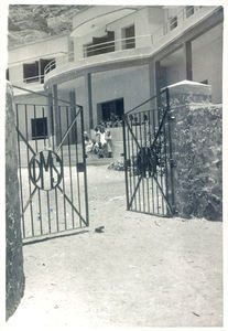 Indgangen til DMS' pigeskole i Aden. Foto anvendt 1954