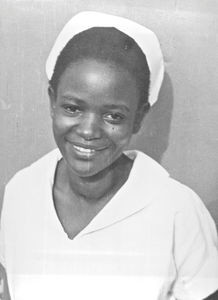 Ndolage Hospital, Kageraregionen, Tanganyika (fra 1964 Tanzania). Lokal sygeplejerske, Helena Kotoraria (?). Har været ansat på hospitalet i 2½ år, før hun blev gift. (Fra perioden 1955-67, hvor missionær Annalise Vamberg var ansat på hospitalet)