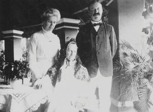 Santalistan/Santal Parganas, Nordindien. De amerikanske missionærer fru Emma Pederson og pastor Mathias Andreas Pederson. I midten Mama Caroline Børresen, Benagaria. (Foto 19.09.1912