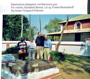 Nordindien, Santal Parganas, Benagaria. Fra 50 års jubilæet i NELC, november 2000. Danmissions delegation ved Hans Peter Børresens grav. Fra venstre: Kamalesh Biswas, Lis og Torben Rechendorff, Jørgen Nørgaard Pedersen