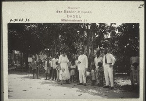 Auf der Strasse in Mengkatip. (Frau Miss. Kühnle & Miss. Schmid)