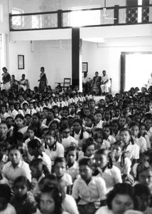 West Bengal, Nordindien. Skolebørn forsamlet til gudstjeneste i Narainpur Kirke, 1982