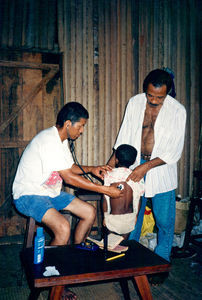 Hospitalet i Vohemar, Madagaskar, i 1992. Dr. Rija undersøger en malariaramt dreng