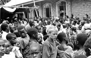 Informationschef i DMS, Jakob Rönnow er sammen med sin søn Jeppe, på studiebesøg i Kagera-regionen, Tanzania, 1986