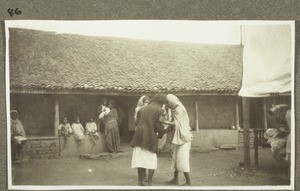 Funeral ceremony of the Badagas in Kalhatti. Greeting relatives on their arrival