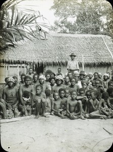 Village gathering, Congo, ca. 1920-1930