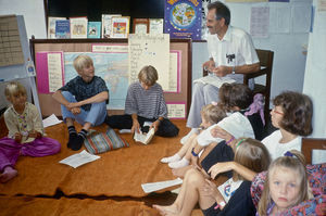 Den Norske Skole i Kathmandu, Nepal, 1991. Om søndagen er vi i kirke. Og bagefter er der søndagsskole for alle børn. I dag med skolens rektor, Advin Ådahl som leder