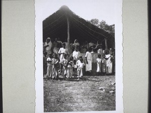 Kastenlose n. dem Gottesdienst i. einem primitiven Kirchlein