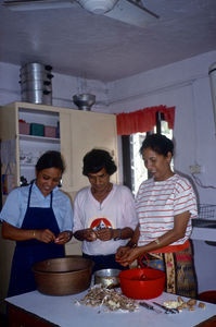 Den Norske Skole i Kathmandu, Nepal, 1991. Midt på formiddagen begynder skolens kokke at lave frokost til elever og ansatte