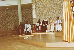 ELCT, Nordveststiftet, Tanzania. Fra bispevielsen af dr.theol. Samson Mushemba i Bukoba Domkirke, 16. december 1984. Biskop Samson Mushembas gæster, inkl. en katolsk kardinal, en biskop fra Uganda og den danske biskop Olav C. Lindegaard, Haderslev Stift. (Samson Mushemba var biskop i Nordveststiftet, 1984-2000 samt præsident for ELCT, 1992-2007)