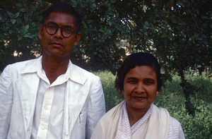 Pakistan, Mardan, NWFP. Pastor Albert T. Chand og frue. (Albert T. Chand, født i Punjab, Indien, 1908. Bosat i Mardan fra 1935. Blev efter undervisning ved pastor Jens Christensen præsteordineret af biskop Johannes Sandegren, 17. januar 1954. Herefter ansat som præst for urdu-menigheden i Mardan. Albert T. Chand døde i 1977)