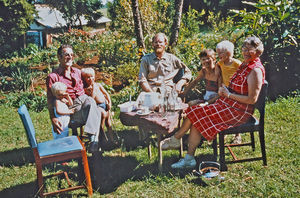 Den Lutherske Kirke/ELCT, Bukoba, Tanzania. Missionærer Bjørg og Karl Emil Lundager hygger sig sammen med gæster eller kolleger (?)