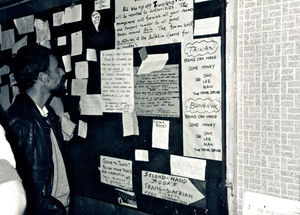 Projekt Vestens Unge koordinator, Johnny Rønved i Chungking Mansion, Hongkong, 1988. Opslagstavlen studeres