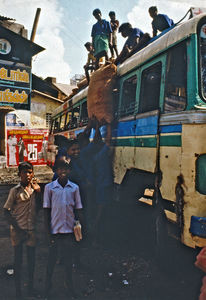 16.- Tamil Nadu, Indien, 1988-89. "Med 80 elever i klassen" - En dansk lærer i Arcot skoleprojekt fortæller: Det meste af tiden var jeg slet ikke på Siloam kostskole, men tog ud derfra til landsbyerne. Det foregik med en gammel, slidt bus, og det var nogle gange lige lovligt spændende!