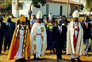 Fra bispevielsen af Nelson Kazoba i Lukajange, Karagwe Stift, Tanzania, 9. februar 1997. Fra højre ses biskop Samson Mushemba, Nordveststiftet, og Tanzanias præsident Benjamin W. Mkapa