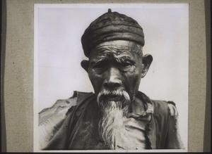 Beggar from the Lo family, an hour away from the mission station in Kutschuk. He had the habit of coming onto the mission station regularly once a week, in order to receive alms from the missionary