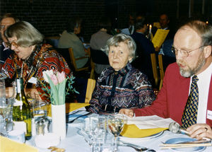 DMS-repræsentantskabsmøde på Nyborg Strand i 1996. Festsangen synges. På billedet: Karen Berntsen, Kirsten Dragsted (forfatter) og Lars Mandrup