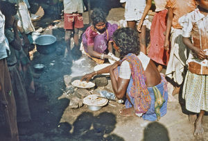 41.- Mission for børn i Indien. Diasserie 1990, "Da jeg blev velsignet af en elefant". Den kristne kirke i Indien er ikke særlig stor, fordi der stadig er så mange hinduer, men kirken gør meget for at fortælle om Jesus og Gud, og for at hjælpe de fattige, som der er rigtig mange af. Se denne familie fra byen Madras, som bor i slumkvarteret. Det er ikke lækre pandekager, de bager, men nogle tørre brød , der hedder chapatis. Det er deres hovedernæring