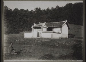 A simple ancestor hall near Moilim with a grove for the ancestors