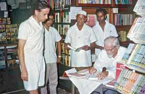 DMS Bookshop i Aden. Forfatter Van der Meulen signerer sin senest udkomne bog - Aden to the Hadhramaut - i 1966 Stående fra venstre Tom Tait, missionær fra Church of Scotland, Bookshop medhjælper Abdulla, Manager Mubarak Ibrahim, og assistent Salim Ashur