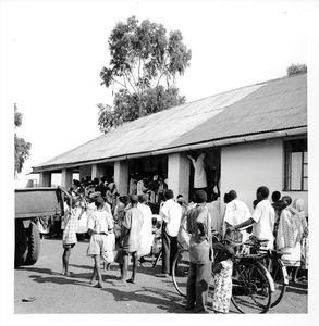 ELCT, Kagera-regionen, Tanganyika /Tanzania. Nyakahanga Hospital, 1964. Udenfor polyklinikken under en vaccinationskampagne mod kighoste. (Anvendt i: Dansk Missionsblad nr 19/1967)