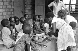 Fra ELCTs Børnehave i Nyakahanga, Karagwe Stift, Tanzania, 1989.Til højre ses DMS volontør Marianne Kongsbak Christensen