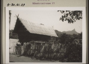 Typical rice-barn, which you see everywhere. You make the rice a beautiful house - it has, after all, a soul. The rice barns are often more beautiful than the houses the people live in. In the background: Kubau mountain