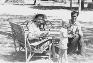 Familien Kaj og Kirsten Baagø med søn. The United Theological College (UTC) Bangalore, Sydindien, 1959