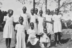 Tanganyika (fra 1964 Tanzania). På Kashasha Pigekostskole, Bukoba. En flok glade søndagspiger. DMS missionær Gudrun Larsen var lærer på skolen, 1950-58. (Anvendt i: Dansk Missionsblad nr 13/1953)