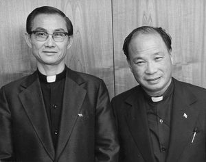 Den nye præsident i Taiwan Lutherske Kirke/TLC, pastor Peter Chou (tv), fotograferet i København med den afgåede præsident, pastor Chang Chi Tang (th), 28. august 1974