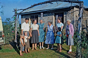 Tanganyika (fra 1964 Tanzania). Tysk missionærfamilie på gennemrejse med besøg hos Gertrud og Finn Allan Petersen (senere Ellerbek) i Lukajange, Karagwe stift. Foran døren ses Gertrud Petersen