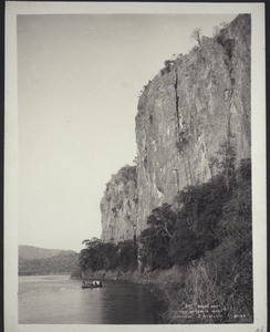 House boat crossing Lupata Gorge