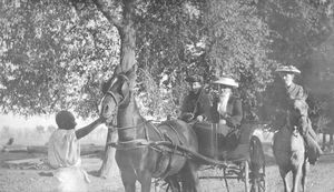 Missionærer i Teltmissionen, Marie Holst, og Maria Rasmussen, Mardan, Peshawar, og Martha Malthe, tidl. Mardan, i Sydindien, 1910. (Martha Malthe blev DMS missionær i Arcot fra 1910)