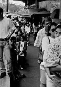 Folk står i kø foran den evangeliske kirke, 'Bread of Life' (Livets Brød) i Manila, Filippinerne. Januar 1993