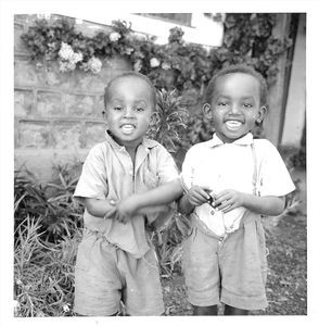 ELCT, Kagera-regionen, Tanganyika (fra 1964 Tanzania). Nyakahanga Hospital, 1961. To glade drenge, sønner af vores mandlige sygeplejerske