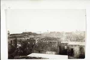 Ein Teil von Accra mit dem Meer im Hintergrund