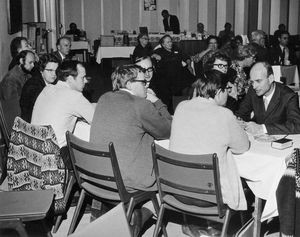 Repræsentantskabsmødet på Nyborg Strand, November 1971. Ung missionsinteresse med missionær Martha Holst og pastor Finn Allan Petersen på fløjene