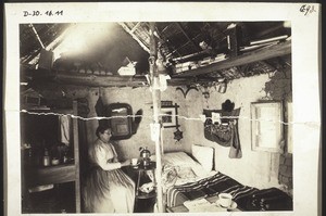 Frau Ramseyer beim Thee in der provisorischen Hütte in Kumase. 1897