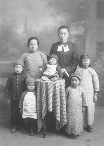 Familieportræt af pastor Cheng Chan Yuan og hustru og deres 5 børn (to drenge og tre piger) Billedet har været anvendt i 1936 og 1940. På bagsiden er skrevet en personlig hilsen fra pastor Cheng til Johannes Nyholm