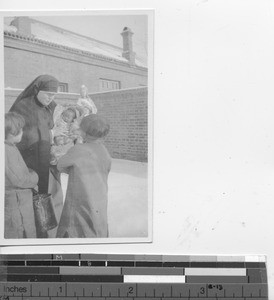 Maryknoll Sister with children and infant at Dalian, China, 1938