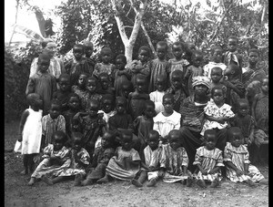 Kinderschule m. Frau Miss. Grob in Aburi