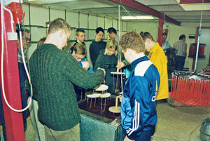 Lysfabrikken "Tænd lys" i Ring, 17.4.2000. Et hold konfirmander prøver at dyppe lys