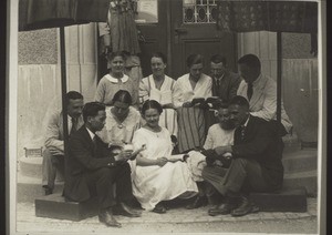 Chines.-Sprachstunde auf der Treppe v. dem Schulhaus (Nonnenweg). Dr. med. Traut, Miss. Diefenbacher mit Bräuten