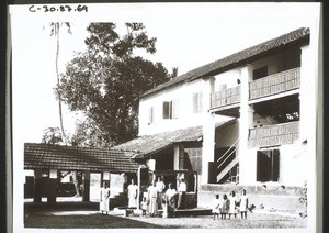 Hostel for schoolgirls in Calicut with servants and the little ones (1931)