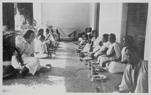 Nordindien, Benagaria, Santal Parganas. Foto og tekst formentlig af Inger Malmstrøm, 1937-38: Fødselsdagsselskab på verandaen hos Lis (Elisabeth Krohn). På den tomme plads ved siden af manden sad jeg (I.M.) Derefter kommer de 4 sygeplejersker